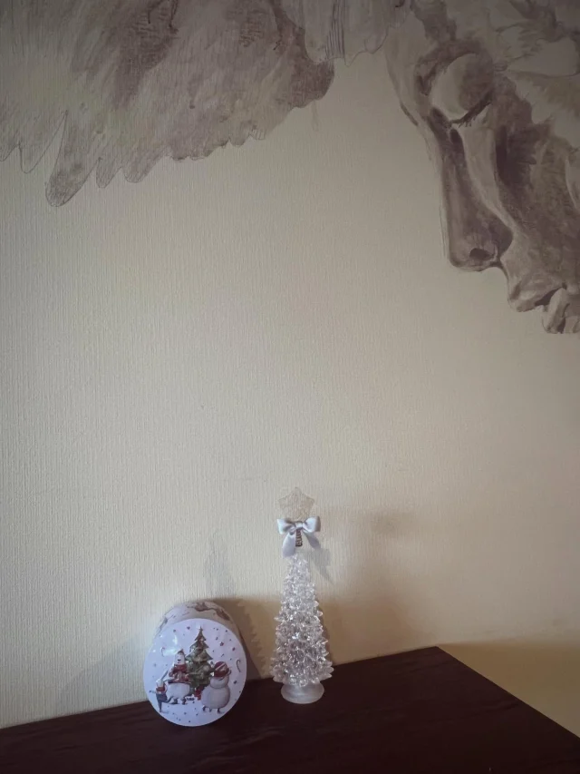 ・
あわてんぼうのサンタクロース♪
クリスマスまえーにやってきた♪(*´ ｀*)  クリスマスツリーやクリスマスマーケットにクリスマスイルミネーション 街も賑わい
大切にしまってあったクリスマスグッズでお家も飾り自分の大好きな物に囲まれ癒されて
大切な人へのギフトを選ぶ喜び
相手を想って～探して～選んで 喜んでもらえるかなぁとドキドキわくわく
日頃の感謝の気持ちを伝えられたり 大切な人へプレゼントができる素敵なクリスマス( *´ `* )
心があったかくなれば 身体も和らぐ。  立ち止まる事を忘れてしまう程 頑張り屋さんの貴方
進みすぎてしまった時間軸や 止まってしまった時計の針を
リセットしに時間どろぼうにいらして下さいませ。
重たくなった頭や心身の疲れを癒しにいらして下さいませ。  【年末年始のお知らせです】
年内12月31日(水)まで営業致しております。
既にご予約が埋まっている日時が多い為、ご希望に添えない事もございます。
ネット予約でご不明な点は、お電話やLINEにてお問い合わせ下さいますよう宜しくお願い致します。
新年は1月3日(土)より営業致します。　  年末に向けてご多忙な日々をお過ごしのことと存じます。
どうかご自愛くださいませ。  皆様のご来店をスタッフ一同 心よりお待ちしております。
⁡  時間どろぼう  𓂃𖤥𖥧𖥣⋆*𓂃𖤥𖥧𖥣⋆*𓂃𖤥𖥧𖥣⋆*𓂃𖤥𖥧𖥣⋆*𓂃𖤥𖥧𖥣⋆
.
時間どろぼう
DRY HEAD SPA
静岡県静岡市葵区川辺町2丁目4-13
静岡総合警備保障ビル4F
☏080-4188-2714
.
‎ 𓂃𖤥𖥧𖥣⋆*𓂃𖤥𖥧𖥣⋆*𓂃𖤥𖥧𖥣⋆*𓂃𖤥𖥧𖥣⋆*𓂃𖤥𖥧𖥣⋆
.
.
#静岡ドライヘッドスパ
#時間どろぼう
#dryheadspa
#極上の寝落ち